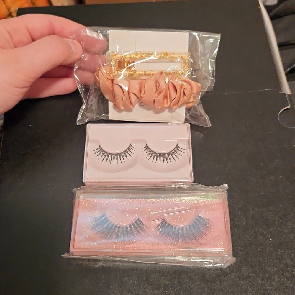 Pretty girl eyelashes 💕 - Picture 1 of 5